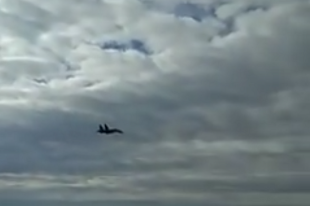Истребитель России пронесся над военным кораблем Украины: видео опасного маневра