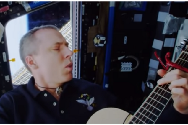 Астронавт в космосе снял клип для известной рок-группы: впечатляющее видео