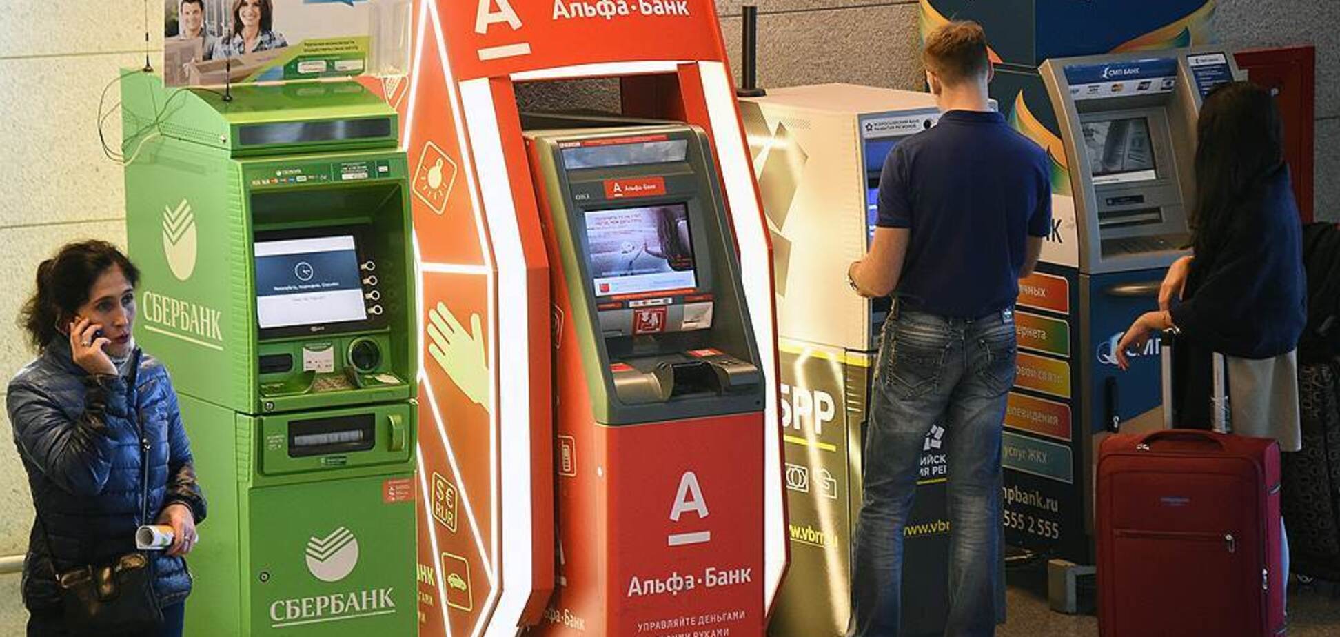 Паніка в РФ: росіяни масово кинулися забирати гроші з банків