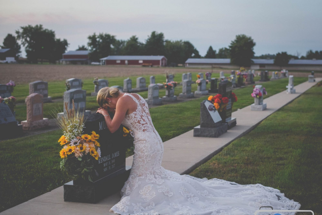 Вместо алтаря на кладбище: история американской пары растрогала сеть