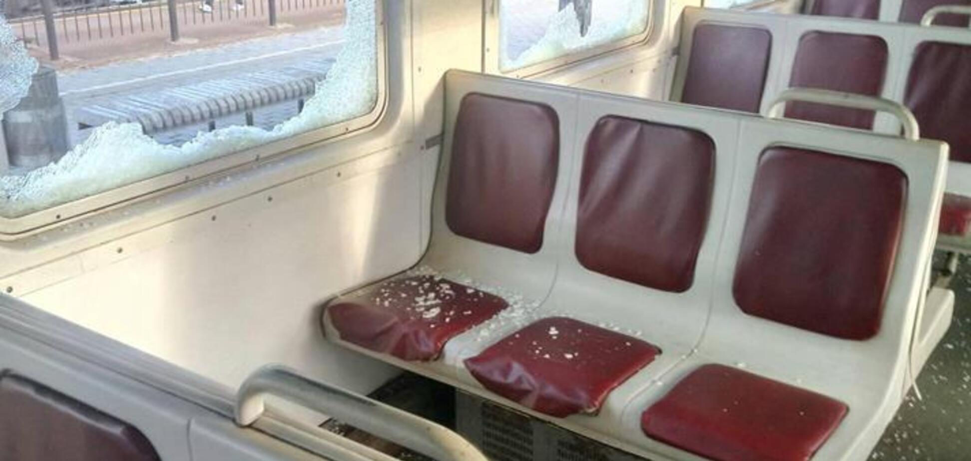 Під Києвом вандали повністю розгромили вагон електрички: поліція зловила винних