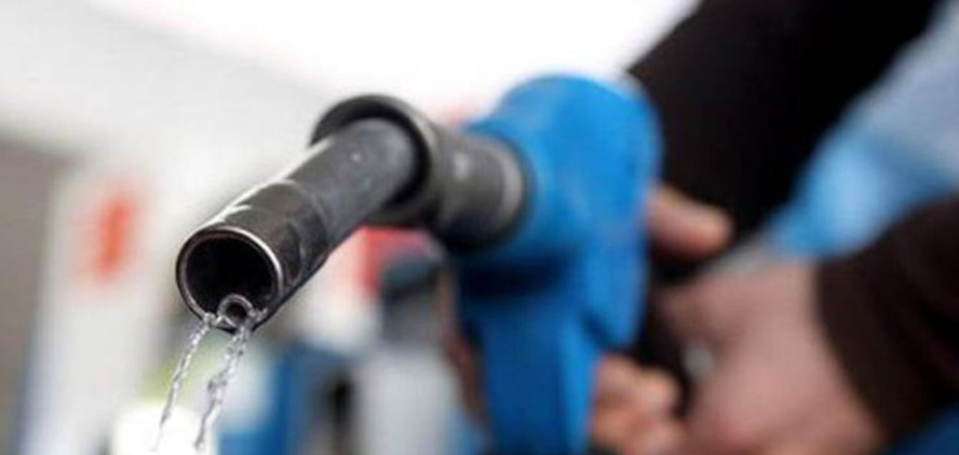 Чому в Україні дорожчає бензин і скільки він має коштувати