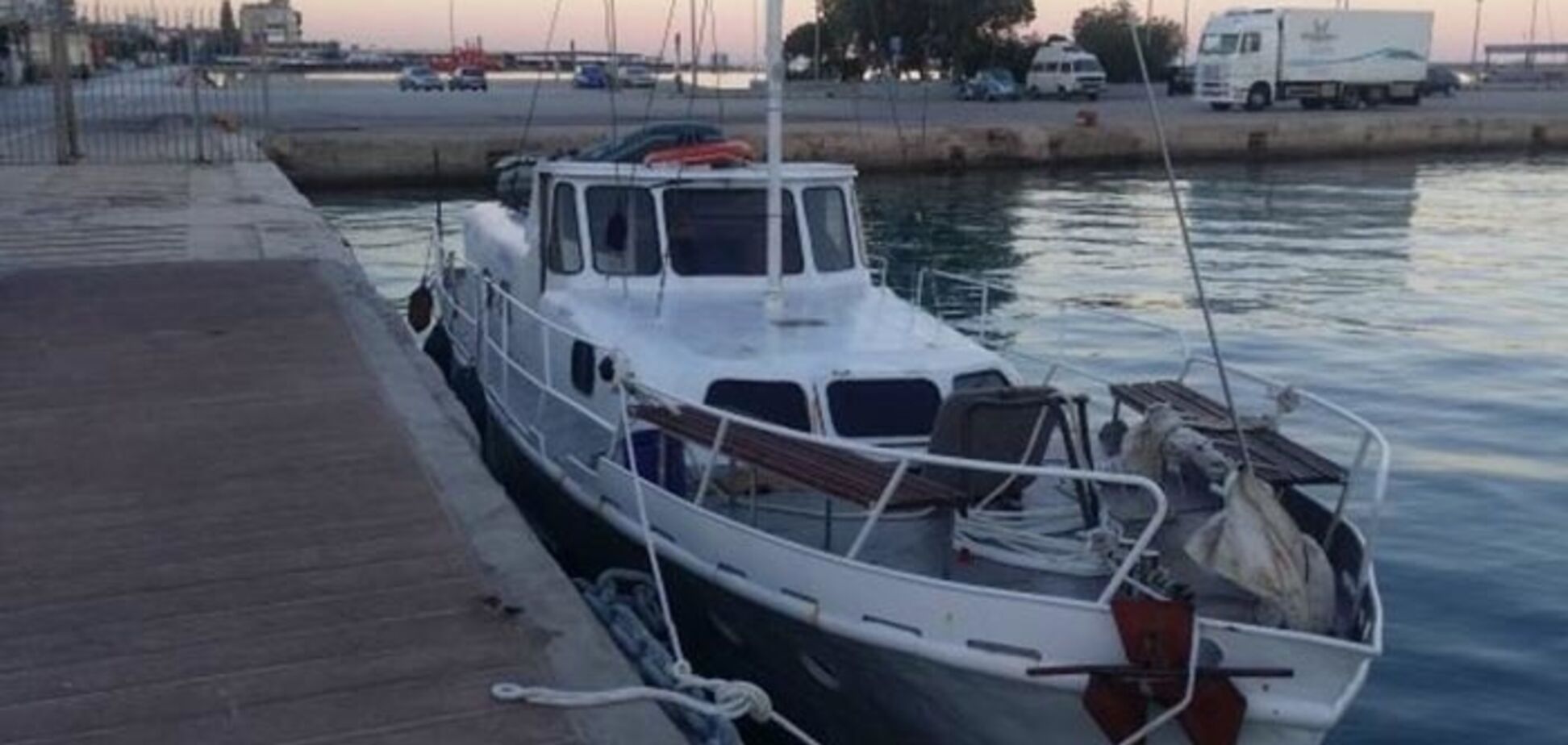 У берегов Греции задержали украинскую яхту с нелегалами