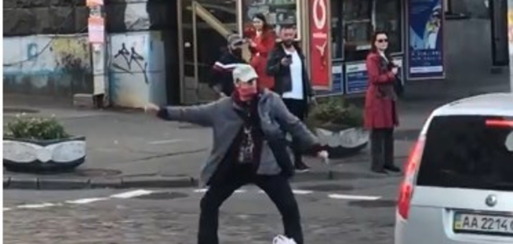 ''Проверяет бессмертность'': в Киеве заметили смелого ''шаолиньского монаха''