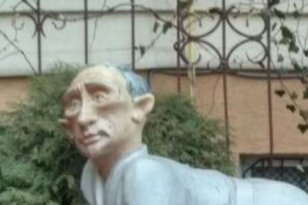 ''Главному в*тнику'': в Киеве установили необычную скульптуру с Путиным