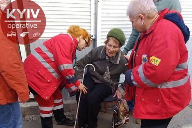 У Києві пенсіонерка зламала ногу через яму