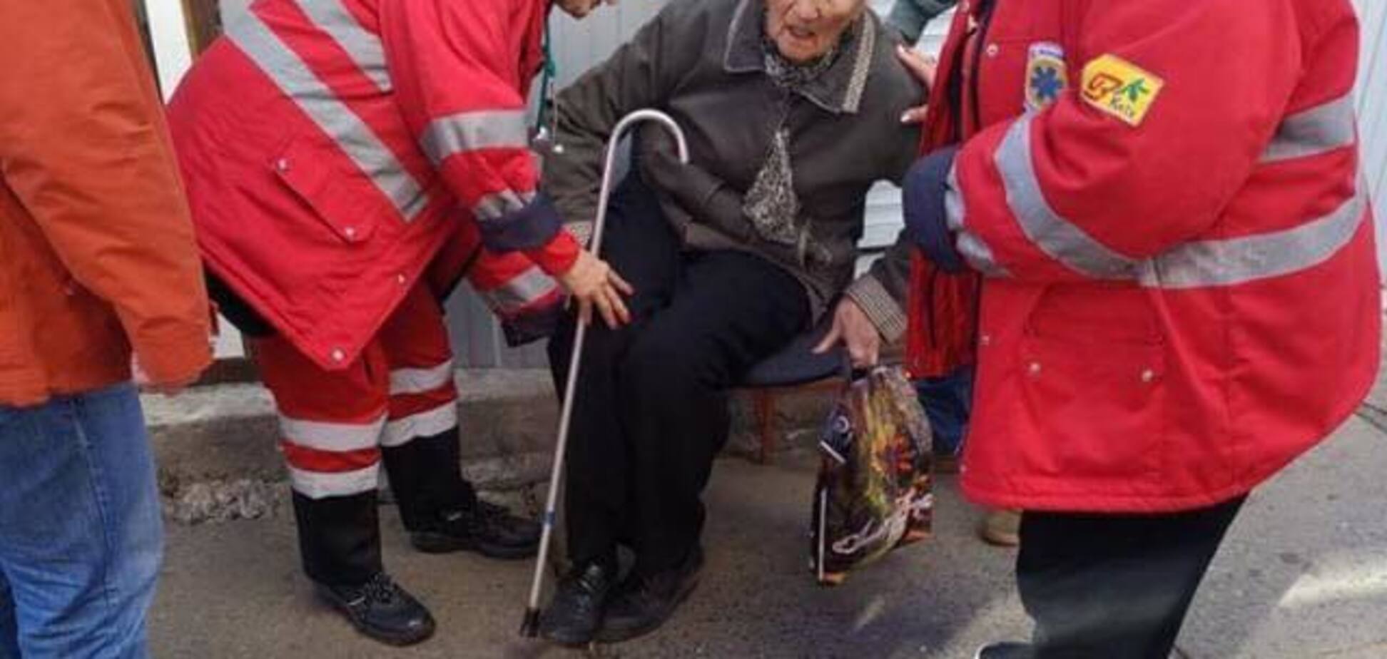 В Киеве пенсионерка сломала ногу из-за ямы