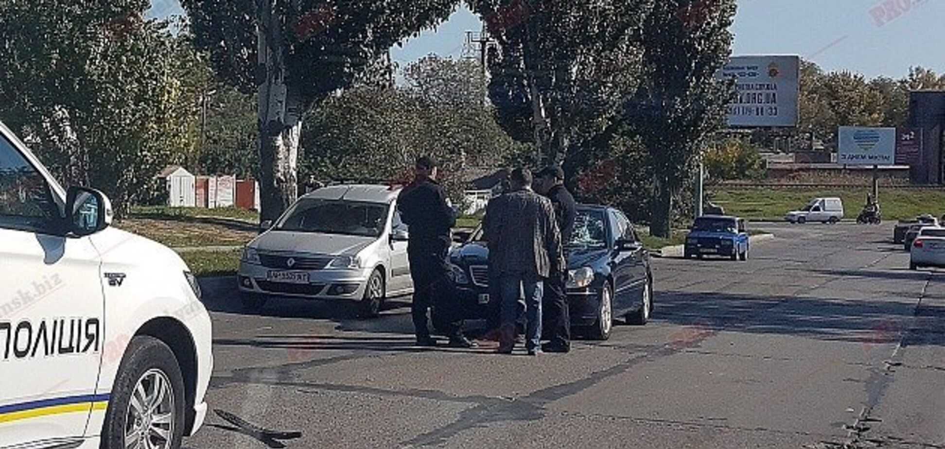 В Бердянске пешеход попал под колеса Mercedes и разбил головой лобовое стекло