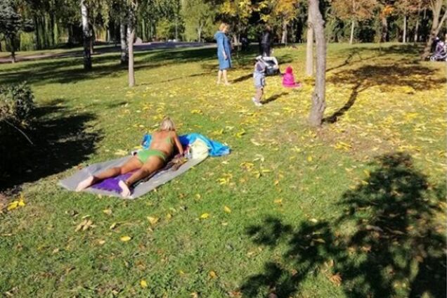 ''Зато не сгорит'': в Киеве заметили женщину в купальнике
