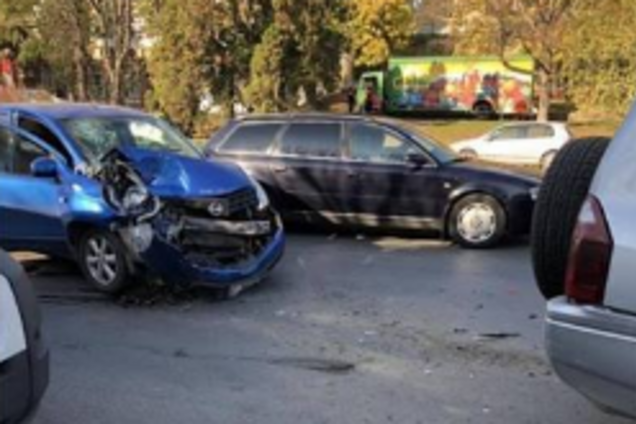 ''Тупые курицы!'' В Черновцах девушки устроили аварию в прямой трансляции Instagram