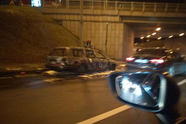 У Києві на дорозі вибухнуло авто: подробиці і фото з місця НП