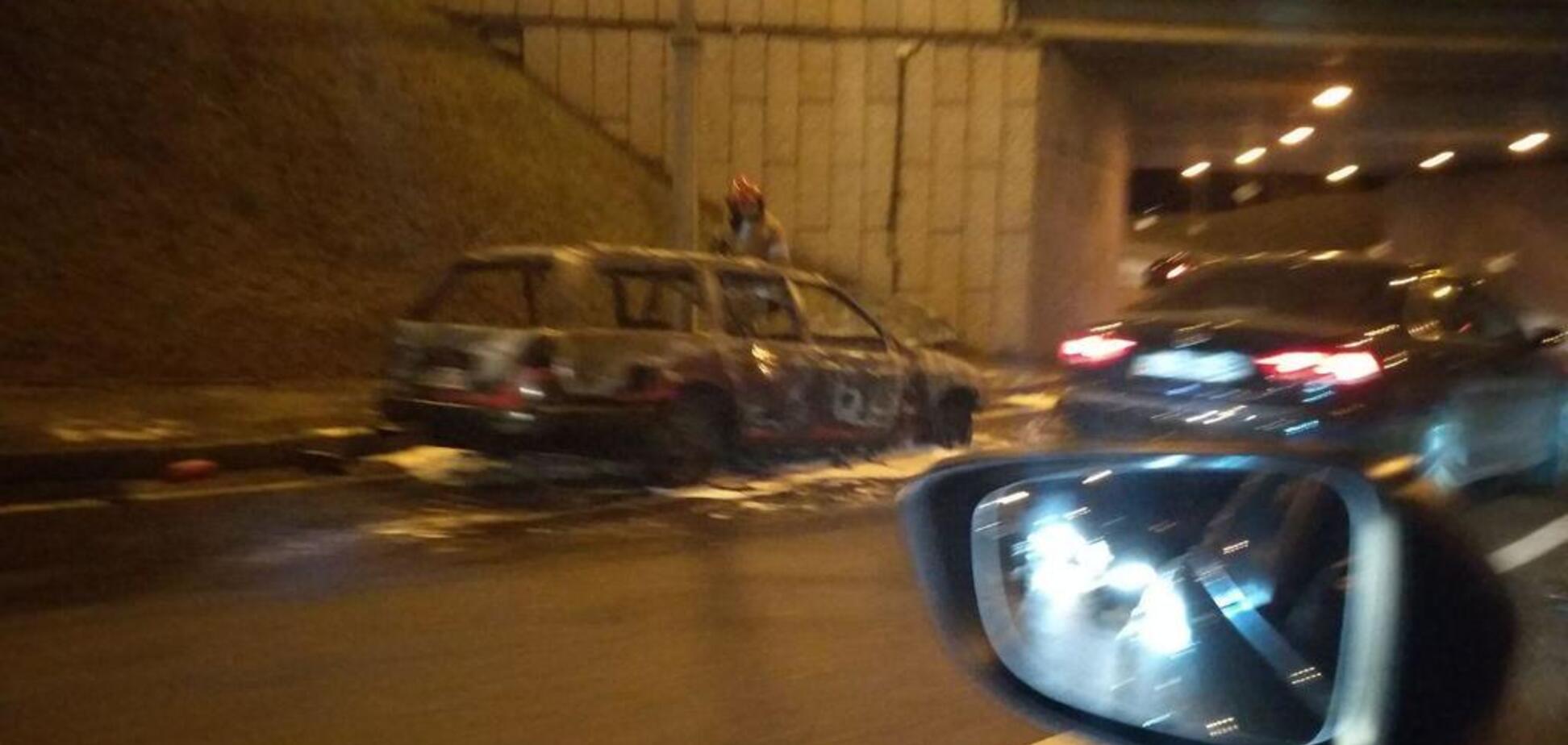 В Киеве на дороге взорвалось авто: подробности и фото с места ЧП