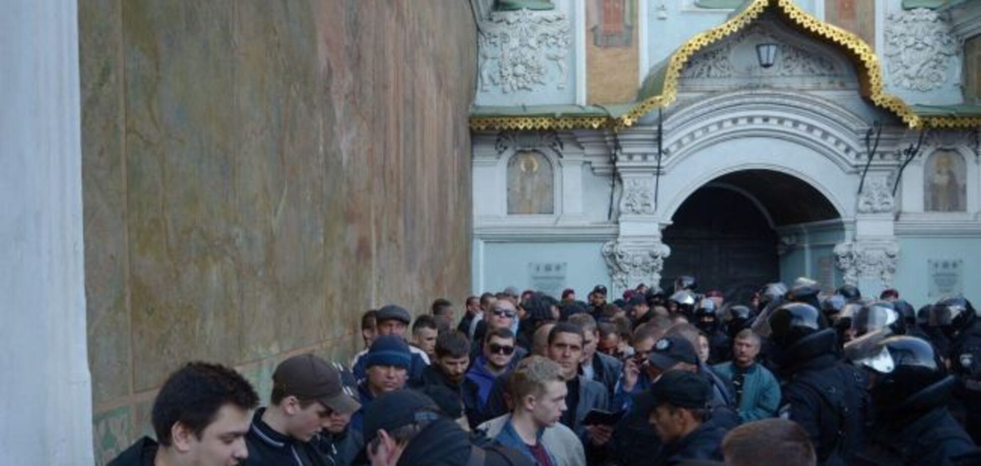 В Киево-Печерской лавре задержаны около 100 'титушек': что известно