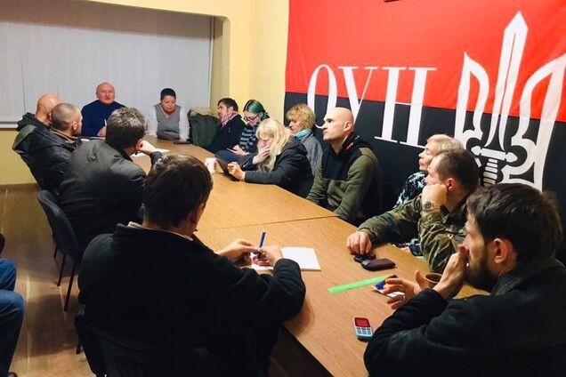 В Киеве радикалы попытались уничтожить известный памятник