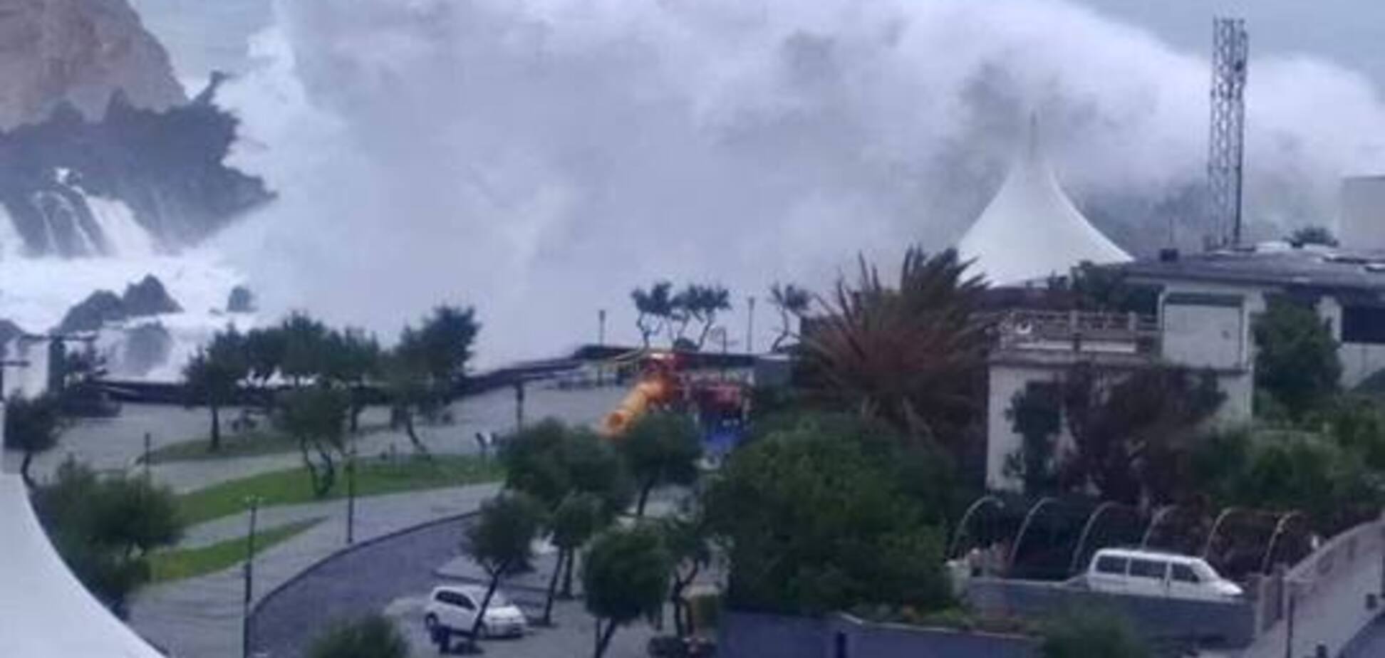 Мощный ураган ''Лесли'' добрался до Европы: появились фото и видео