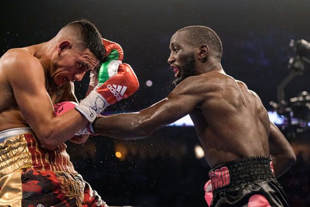 Чемпион мира эффектно нокаутировал соперника за секунды до конца боя