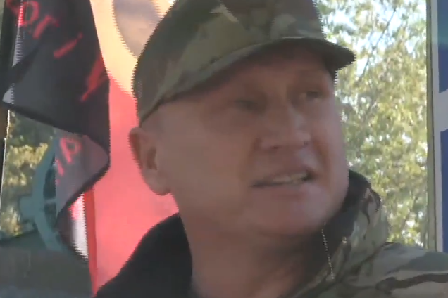 В Киеве пытались снести памятник советскому кумиру: видео