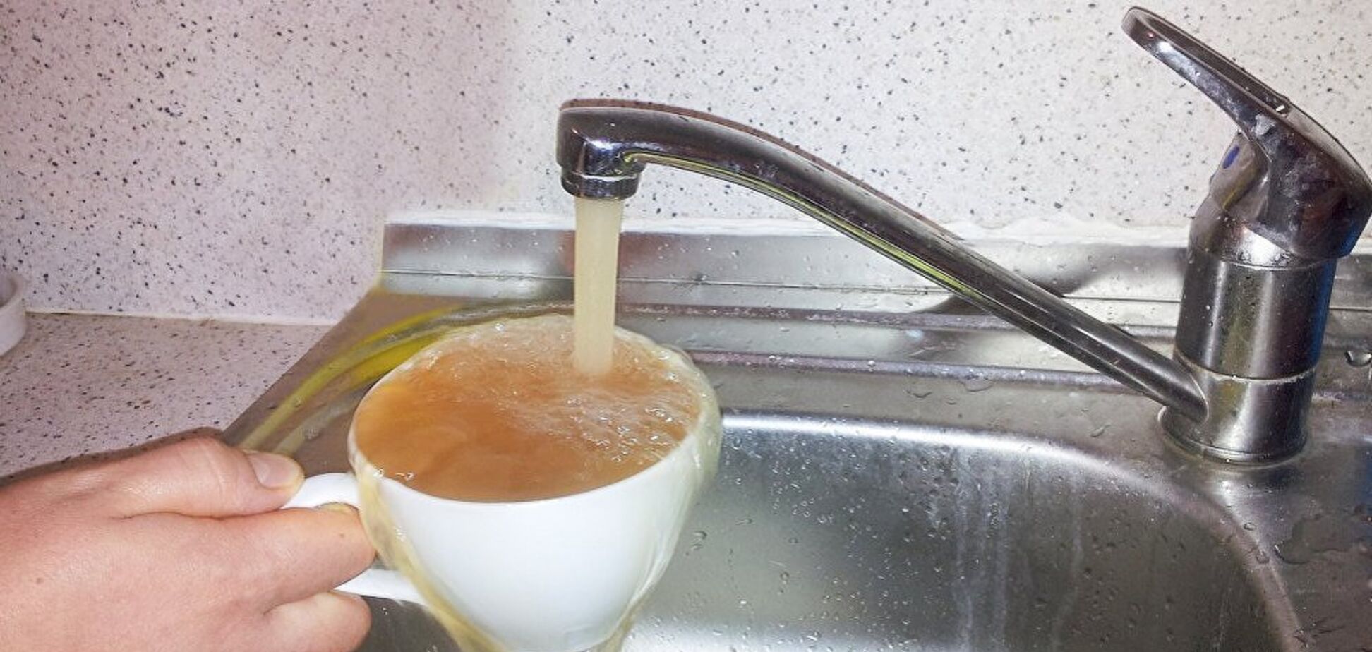 ''Гниль и плесень!'' Жители Крыма взвыли из-за катастрофы с питьевой водой