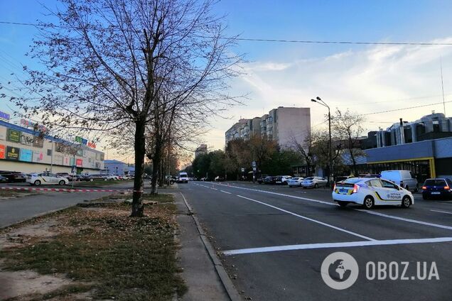 В Киеве авто заминировали возле крупного ТЦ: фото