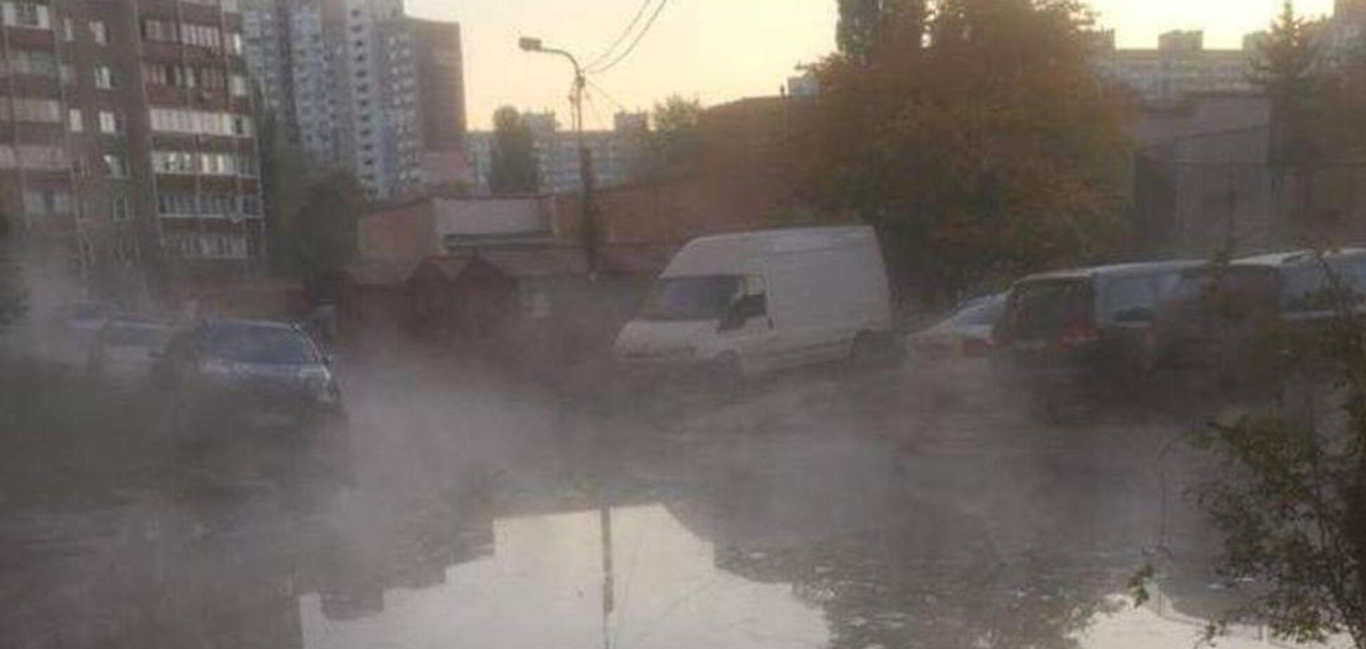 У Києві прорвало труби із гарячою водою: фото