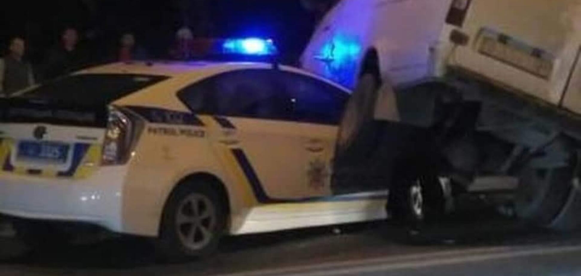 Автобус раздавил полицейское авто в Тернополе: опубликованы фото и видео