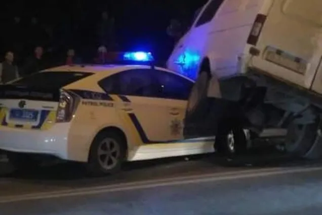 Автобус раздавил полицейское авто в Тернополе: опубликованы фото и видео