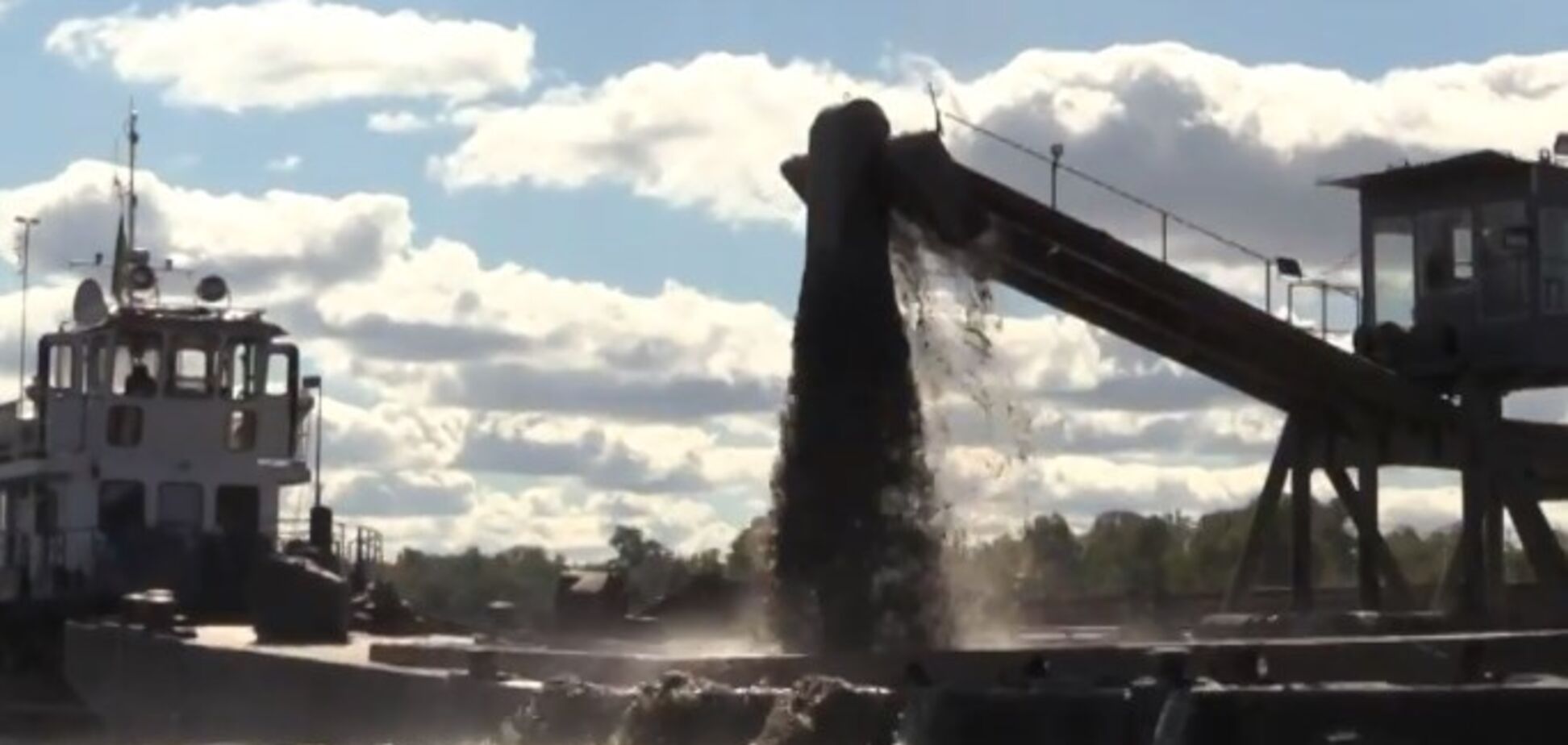 Разрешений нет: в Киеве разоблачили точку нелегальной добычи песка