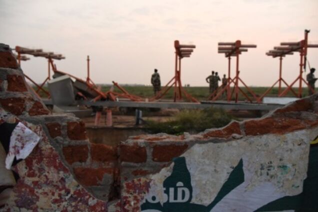 В Индии самолет с пассажирами врезался в стену: в сети скандал