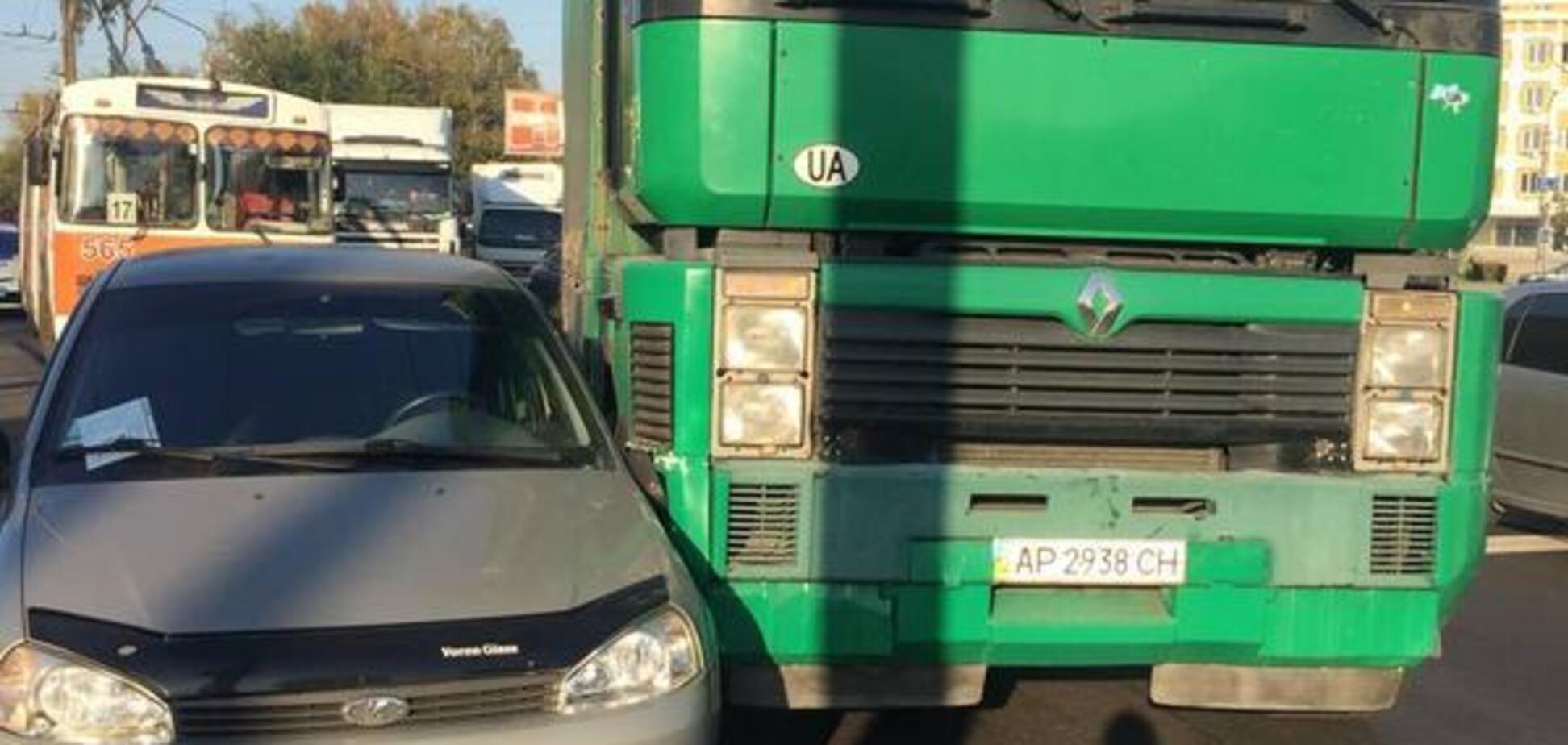Сегодня утром в Запорожье два ДТП с фурами парализовали автомобильное движение
