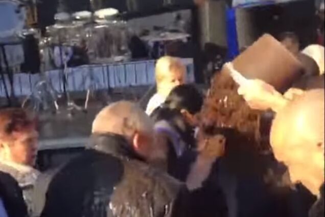 В центре Киева нардепов облили фекалиями: опубликовано видео