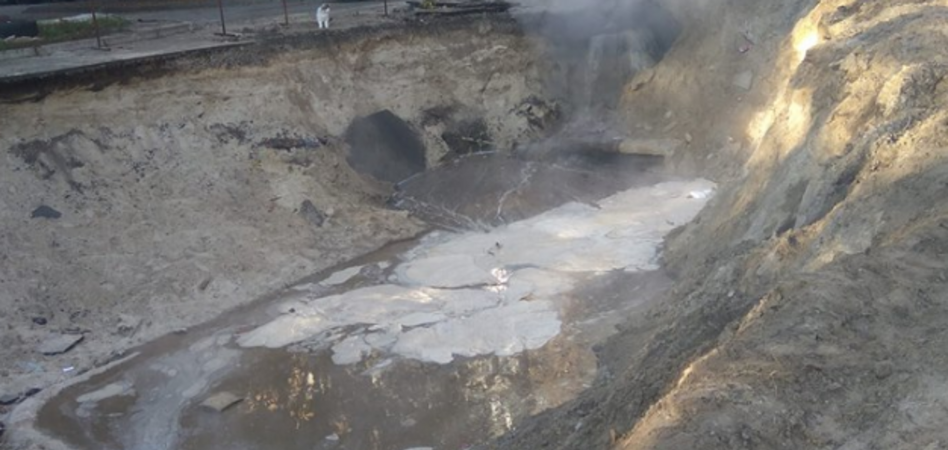 'Берем полотенца и идем в джакузи': в Киеве прорвало трубу с горячей водой