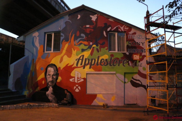 В Одесі з’явився мурал зі Стівом Джобсом: фото арт-об’єкта