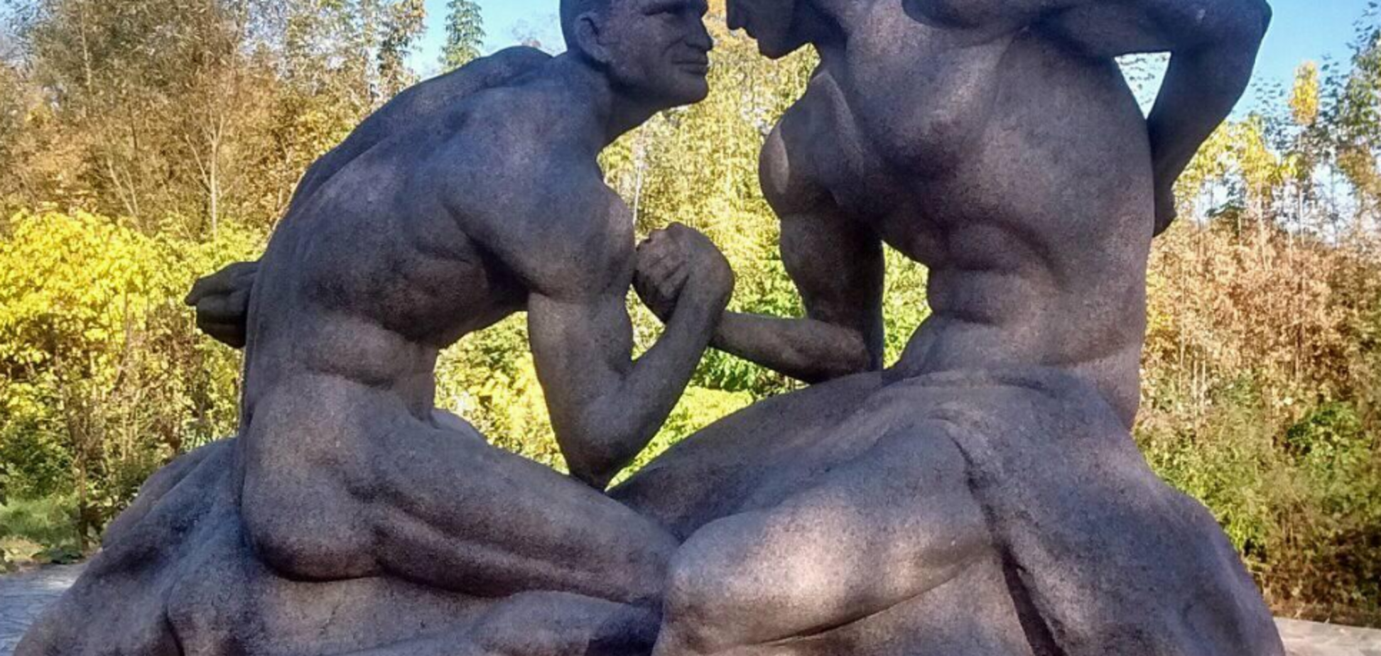 ''А королі-то голі'': в Україні встановили дивний пам'ятник братам Кличкам