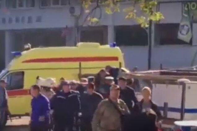 ''Пацаны просто падали, кровь разлеталась!'' Ученица в истерике рассказала о теракте в Керчи