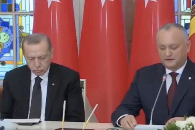 Друг Путіна втомив: Ердоган заснув на конференції в Молдові. Відеофакт