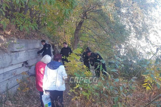 В Киеве на берегу реки прогремел взрыв: первое видео с пострадавшим