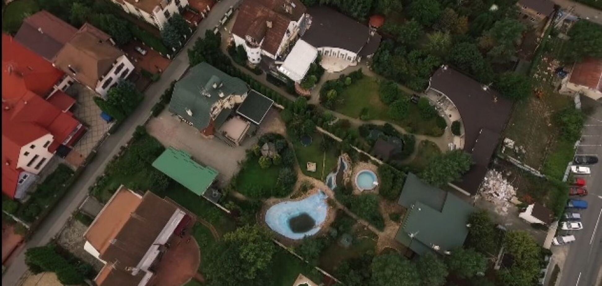 Семья экс-чиновника обзавелась элитной недвижимостью под Киевом: скандальные детали 