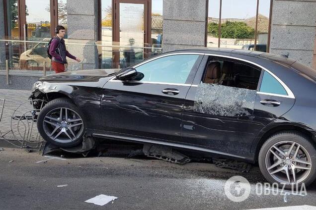 У Києві авто вилетіло на тротуар: перші фото масштабної ДТП
