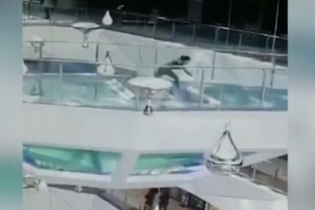 Китаянка выжила после падения к голодным акулам