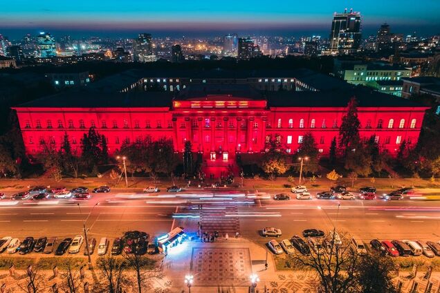 Весь в огнях: появились яркие фото ночного Киева с высоты