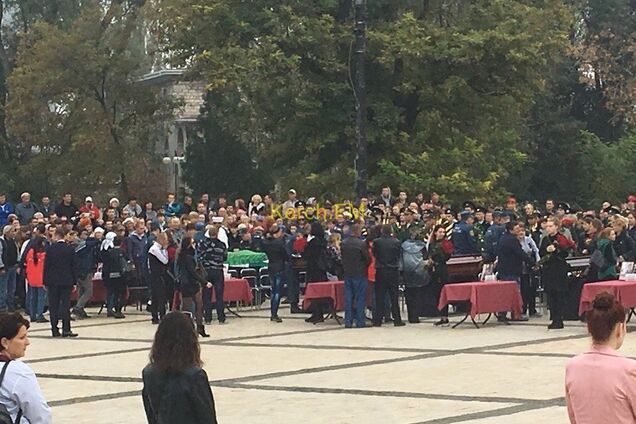 Город в слезах: в Керчи простились с жертвами стрелка. Фото и видео