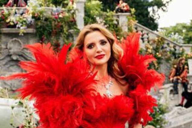 Вся в пір'ї: Марченко вийшла на публіку в шикарному вбранні