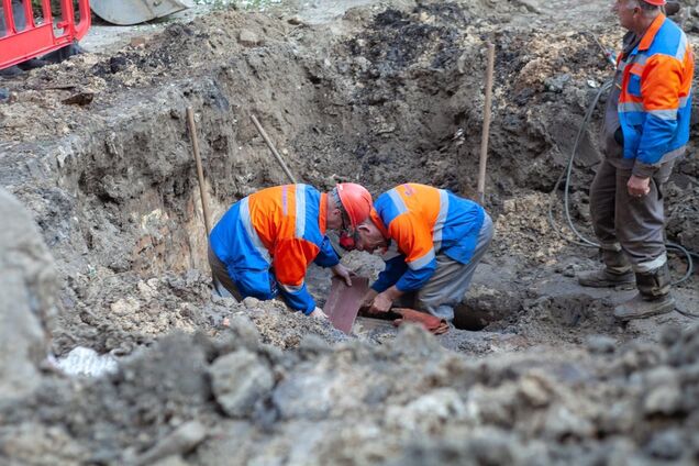 У Києві після подачі гарячої води прорвало сотні труб
