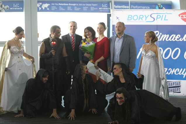 Артисты рок-оперы остановили работу аэропорта