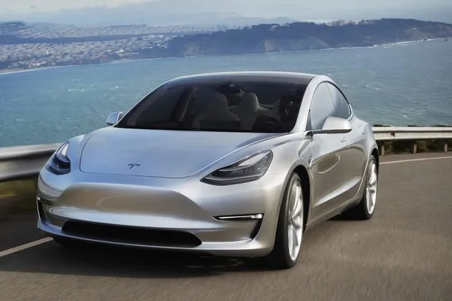 Маск запустил продажи ''дешевой'' Tesla Model 3
