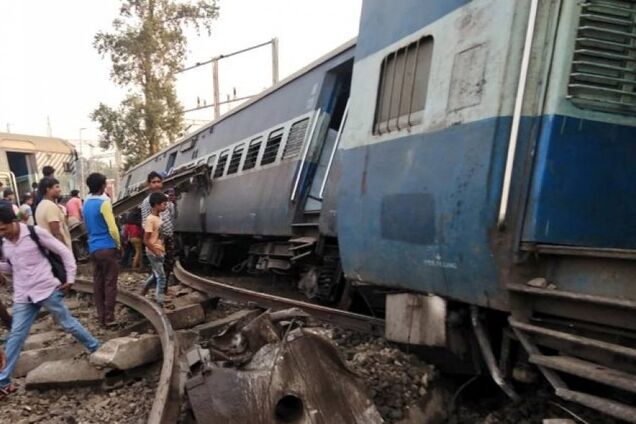 В Индии поезд влетел в толпу людей: 61 жертва и 80 раненых. Видео 18+