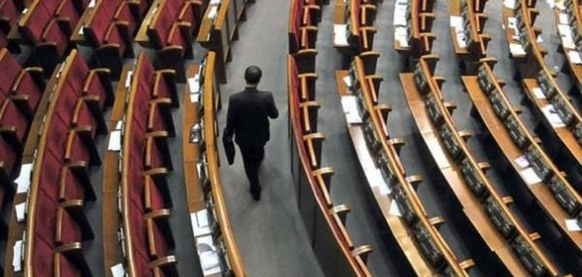 До закриття Ради досиділи лише 13 нардепів: фотофакт
