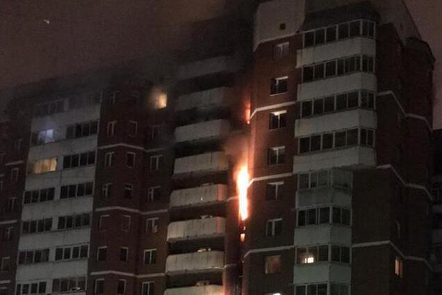 У Єкатеринбурзі спалахнула масштабна пожежа в житловому будинку: всі подробиці