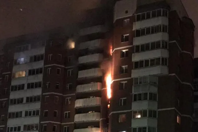 У Єкатеринбурзі спалахнула масштабна пожежа в житловому будинку: всі подробиці