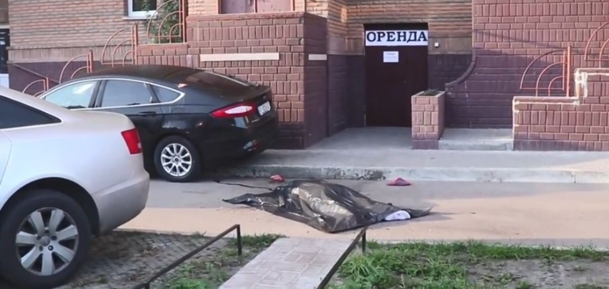 Оставил телефон и бутылку виски: в Киеве парень выпрыгнул из многоэтажки